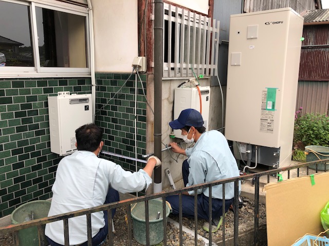 電気温水器お取替え現場です。