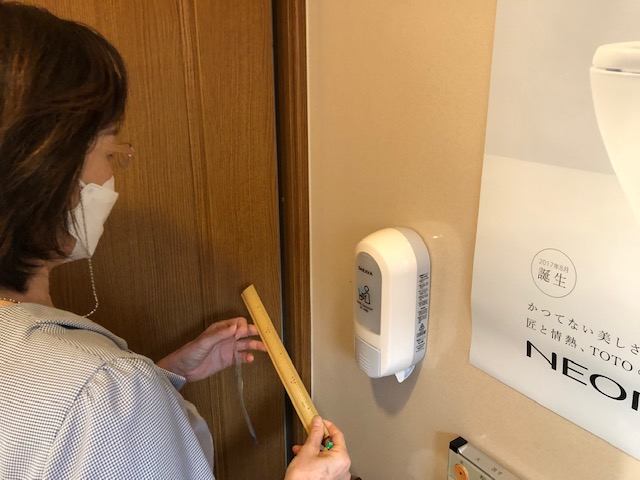 来客用トイレに便座クリーナを付けました。