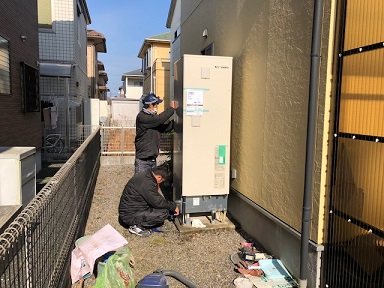 本日、”電気温水器”お取替えです。